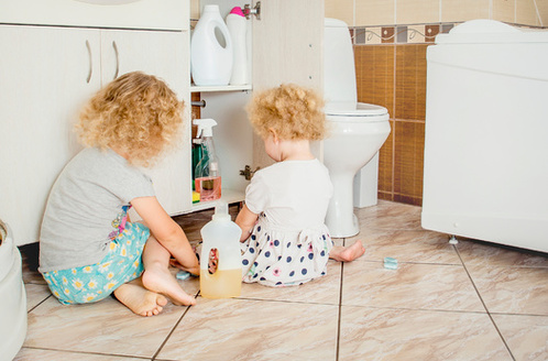 El Departamento de Salud de Indiana dice que las personas deben almacenar adecuadamente los productos fuera del alcance de los nios si las etiquetas contienen estas palabras: txico, irritante, corrosivo o inflamable. (Adobe Stock)