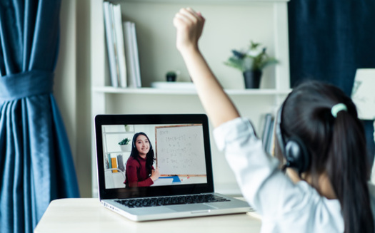 La pandemia de COVID-19, que dur dos aos, oblig a muchos alumnos de escuelas pblicas a asistir a clases a distancia a travs de Internet. (Kawee/Adobe Stock)