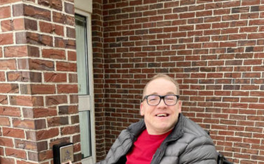 Robert Fisher, residente en Adel, Iowa, consigui que se instalara un botn electrnico para abrir la puerta de la oficina de correos local. (Robert Fisher, Consejo de Iowa sobre Discapacidades del Desarrollo)