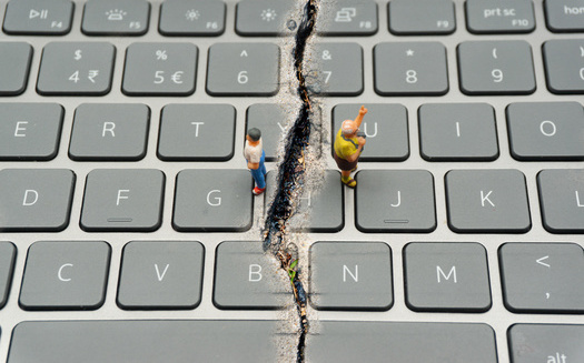Los Servicios de tecnologa para adultos mayores informaron que aproximadamente 21,8 millones de adultos mayores estadounidenses no tenan acceso a Internet de banda ancha en 2022. (huang/Adobe Stock)