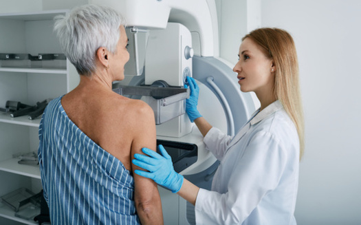 Según los CDC, en 2020 se hicieron pruebas de detección del cancer un 5% menos de estadounidenses que en 2012, una diferencia que representa casi 4 millones de personas. (Adobe Stock)