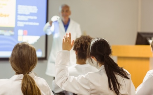 NIMAA fue fundada por dos importantes centros de salud con calificacin federal, Salud Family Health y Community Health Center, Inc., para hacer accesibles la educacin postsecundaria y las carreras mdicas para estudiantes de comunidades carentes de servicios. (Adobe Stock)