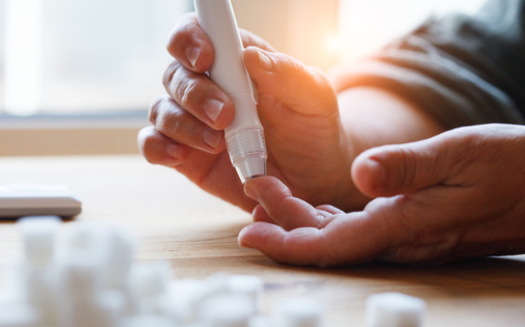Si no se controlan y no se tiene acceso a medicamentos, enfermedades crnicas como la diabetes e hipertensin pueden convertirse en complicaciones como la neuropata diabtica y la enfermedad vascular coronaria. (Adobe Stock)