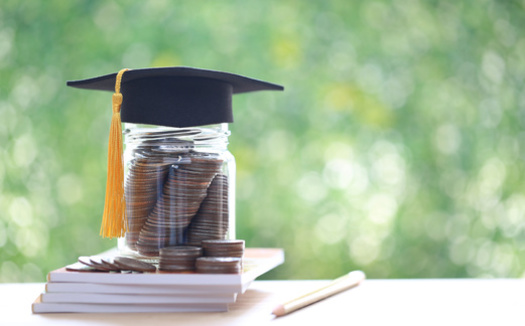 El presupuesto de mayo del gobernador Gavin Newsom ahorra en gran medida la educación superior, pero recortaría el programa de subvenciones en bloque de recuperación COVID-19 de Colegios Comunitarios. (Monthira/Adobestock)