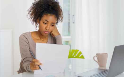 La Iniciativa de Datos sobre Educacin informa que menos de la mitad de los prestatarios, 43.8 millones, tienen deudas por prstamos federales a estudiantes. (Adobe Stock)