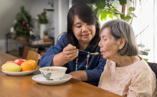 Los pacientes con Alzhéimer en etapa avanzada generalmente necesitan asistencia las 24 horas del día con las tareas de la vida diaria, como comer y bañarse. Se estima que 6,7 millones de estadounidenses mayores viven con la enfermedad de Alzheimer. (Adobe Stock)