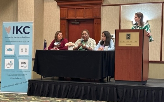 De izquierda a derecha: Angela Hayes, Vivian Lasley-Bibbs, Dra. Patricia Bautista-Cervera y Kelly Taulbee en la Cumbre de Inmunizacin de Kentucky celebrada el 10 de mayo. (Amber Malott)<br />