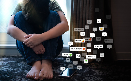 Los datos de los Centros para el Control y la Prevencin de Enfermedades muestran que en 2021, casi el 16 % de los estudiantes de secundaria informaron haber sido intimidados a travs de mensajes de texto o redes sociales. (myboys.me/Adobestock)