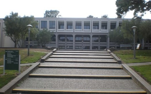 Skyline Community College is one of dozens that offer bachelor's degrees in fields such as respiratory care, dental hygiene and biomanufacturing. (Broken Sphere/Wikimedia Commons)