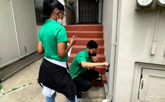 El programa Climate Careers del Rising Sun Center for Opportunity de Oakland emplea a jvenes adultos para ayudar a las familias a mejorar la eficiencia energtica de sus hogares. (Rising Sun Center for Opportunity)