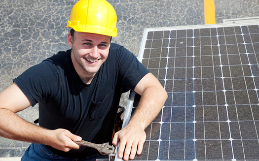 Han surgido ms de 100.000 puestos vacantes en energas limpias en todo Estados Unidos desde que el presidente Joe Biden firm la Ley de Reduccin de la Inflacin, segn Climate Power, una coalicin de grupos ambientalistas. (Lisa F. Young/Adobe Stock)