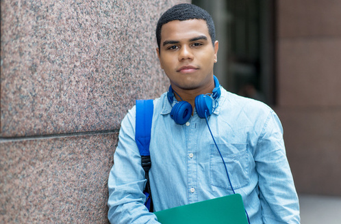En 2001, Texas se convirti en el primer estado en permitir que los estudiantes indocumentados calificaran para la matrcula estatal, pero la poltica ha cambiado la actitud del estado hacia los migrantes y los inmigrantes. (DanielErnst/AdobeStock)