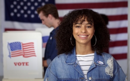Alrededor del 80% de las votantes hispanos entre 18 y 29 aos votaron como demcratas en 2022. Esa cifra es del 89% para las mujeres afroamericanas del mismo rango de edad. (Adobe)