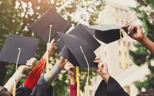 El organismo de control de educacin Chalkbeat Indiana dice que los miembros de la Clase de 2021 fueron a la universidad en un porcentaje del 52.9%, por debajo del 53.4% de la Clase de 2020. (Adobe Stock)