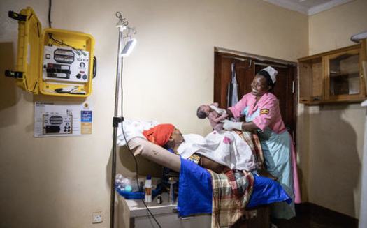 Centros de salud como este de Uganda utilizan las maletas solares de We Care para mantener un suministro elctrico fiable. La organizacin sin fines de lucro calcula que casi 14 millones de madres y recin nacidos se han beneficiado desde 2010. (We Care Solar)