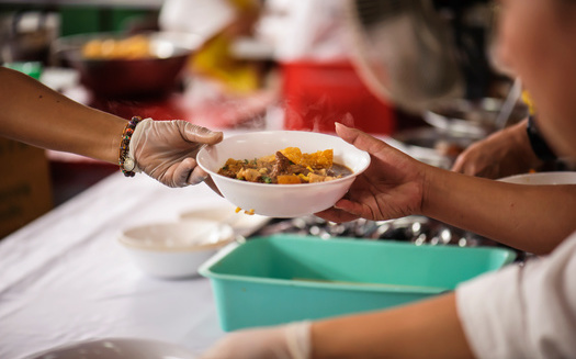 Los bancos de alimentos brindan un servicio crucial, pero los programas federales como SNAP son fundamentales para combatir el hambre. (kuarmungadd/Adobe Stock)