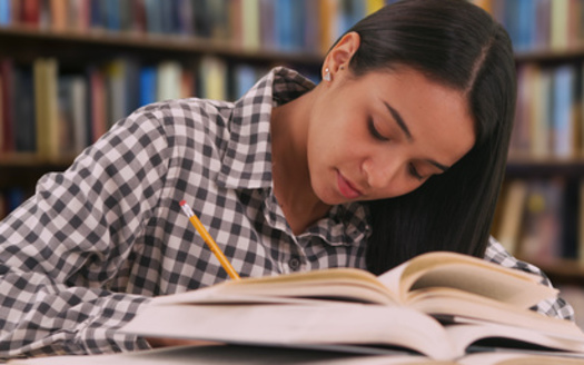 Una nueva encuesta muestra que los estudiantes hispanos que declararon haber tenido experiencias negativas ocasionales en el campus tenan el doble de probabilidades de considerar la posibilidad de dejar de estudiar en los ltimos seis meses. (Rocketclips/Adobestock)