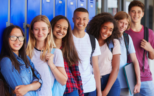 A partir del prximo ao, la ley de Indiana exige que los estudiantes de secundaria completen el formulario de Solicitud Gratuita de Ayuda Federal para Estudiantes (FAFSA). La matrcula universitaria y otros costos relacionados a menudo influyen en la eleccin de obtener o dejar a un lado un ttulo universitario. (Adobe)