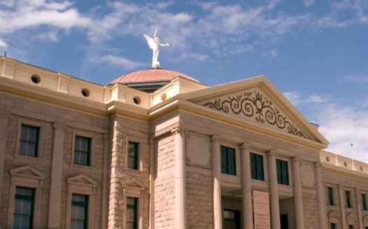 Un nuevo informe de Common Cause pide a la Comisin Independiente de Delimitacin de Distritos de Arizona que reduzca las barreras para que las comunidades migrantes y de bajos ingresos puedan votar, incluso garantizando el acceso lingstico, especialmente para las comunidades de habla hispana. (Adobe Stock)