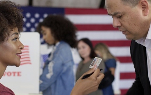 Treinta y cinco estados exigen que los votantes presenten una identificacin en el lugar de votacin; California no lo hace. (Vesperstock/Adobestock)
