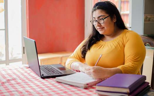 Los estudiantes universitarios pagan ms de $1,100 al ao por libros y tiles, por lo que muchas escuelas estn trabajando para reducir esa carga. (Fernanda/Adobe Stock)