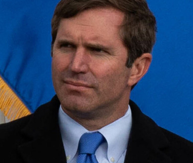 El actual gobernador demócrata de Kentucky, Andy Beshear, ha recaudado más del triple que su rival republicano en las elecciones generales, el fiscal general Daniel Cameron. (Wikimedia Commons)
