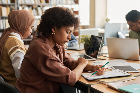 A pesar de los puntajes mediocres sobre cmo se sentan los estudiantes inmigrantes en la escuela, una encuesta de YouthTruth/Re-Imaging Migration encontr que la mayora de los nios migrantes disfrutan la escuela y se sienten preparados para cursos de nivel universitario. (Adobe Stock)