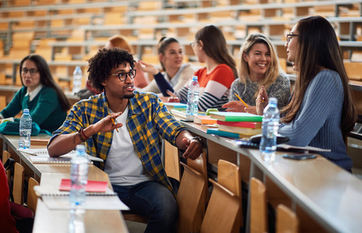 A partir de 2018, el 66% de los graduados de la escuela secundaria de California se haban inscrito en un programa universitario de dos o cuatro aos. (Luckybusiness/Adobe Stock)
