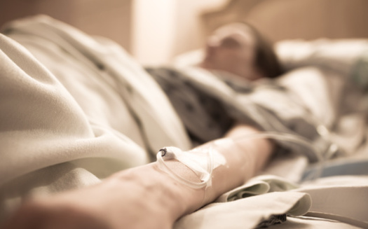 Una encuesta realizada en 2022 por Compassion & Choices revela que el 57% de las y los enfermeros apoyan la ayuda mdica para morir, profesionalmente, y el 49% dijo que la apoyan personalmente. (Adobe Stock)