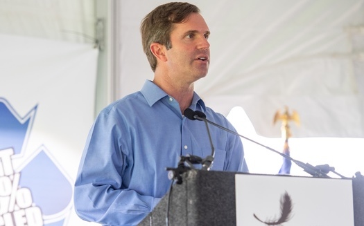 El gobernador Andy Beshear habla en un evento de desarrollo econmico en Henderson en 2022. (Tkayne/Wikimedia Commons)