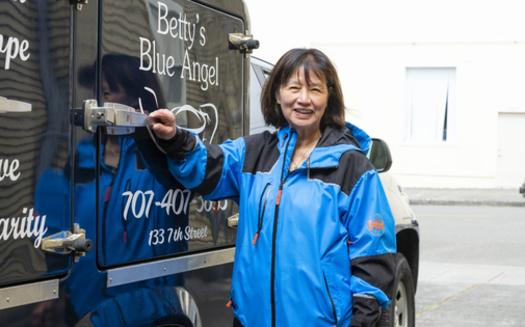 Betty Kwan Chinn recibió este año en California el premio AARP Andrus al servicio comunitario, que viene con una subvención de $1,000 para su fundación, dedicada a ayudar a las personas sin hogar. (Betty Kwan Chinn Homeless Foundation)