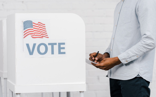 Un informe del Instituto Brookings revela que, como parte de una encuesta, el 61% de las personas dijo que votar es tanto un derecho como un deber. Pero el 34% dice que era un derecho y no un deber. (Adobe Stock)