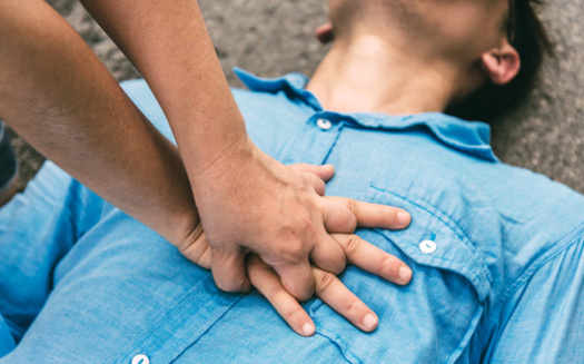 People can learn the basics of CPR in 20-minute courses. (Platoo Studio/Adobe Stock)