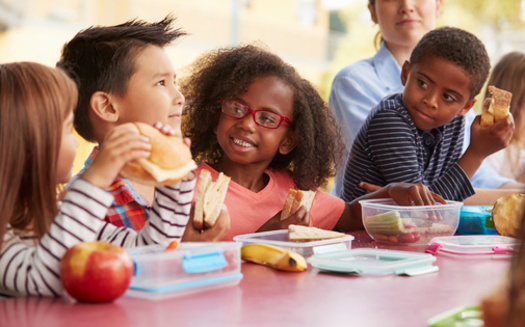 A los legisladores de Oregon les quedan dos semanas de sesión para aprobar la financiación del programa EBT de verano que ayuda a alimentar a los niños cuando no hay colegio. (Bob/Adobe Stock)