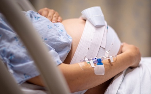 La falta de claridad en torno a la cobertura de los Beneficios de Salud Esenciales para la atención materna a nivel federal significa que muchas pacientes encuentran límites en los servicios prenatales y de parto cubiertos, y una cobertura inconsistente de los servicios de lactancia. (Adobe)
