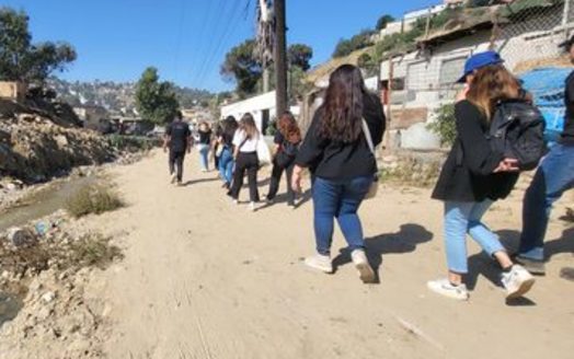 Profesores estadounidenses en formacin atraviesan Tijuana de camino a una escuela como parte de un viaje para fomentar el entendimiento transfronterizo. (Rick Froehbrodt/SDSU)