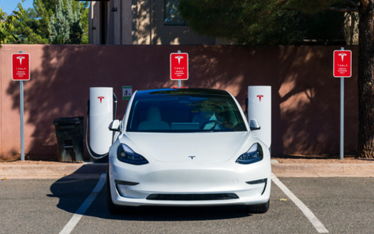 Arizona is now among the top 10 states with the most electric vehicle registrations. (Adobe Stock) 