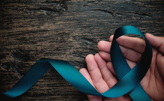 La cinta verde azulado representa la concientizacin y prevencin de la agresin sexual durante el mes de abril. (sulit.photos/Adobe Stock)