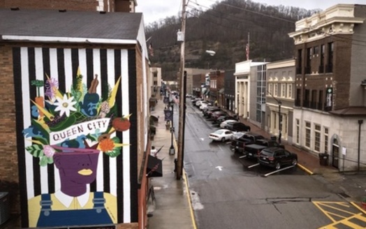 Downtown Hazard, Kentucky, is shown with one of several colorful murals added in recent years. (Austin Anthony for The Hechinger Report)<br />