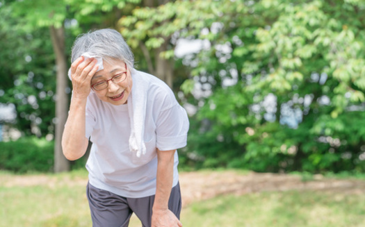 The five signs of dehydration are less frequent urination, fatigue, headache, dry mouth and constipation. (buritora/Adobe Stock)