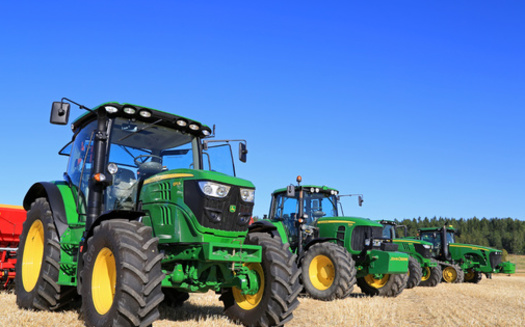 More than 90 % of the large tractors used on Iowa farms are sold by two companies, Deere & Co. and CNH. (Adobe Stock)
