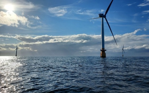 Turbinas e�licas marinas como estas de Maine se encuentran actualmente en etapas de planificaci�n en sitios frente a la costa de Morro Bay y Humboldt. (Jack Shapiro/Natural Resources Council of Maine)