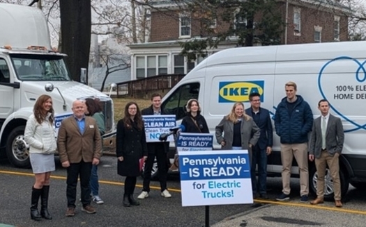 Miembros del Cleans Trucks Philadelphia Coalition se encuentran frente a camiones y furgonetas el�ctricos alimentados con energ�a limpia durante una conferencia de prensa en Filadelfia el martes pasado. (The Partnership Project)