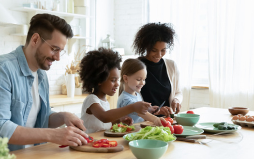 A partir de octubre, los niveles de beneficios de SNAP y los l�mites de ingresos han aumentado. Un hogar de hasta 10 personas ahora es elegible para recibir hasta $2,196, con un ingreso mensual bruto m�ximo de $10,584. (fizkes/Adobe)