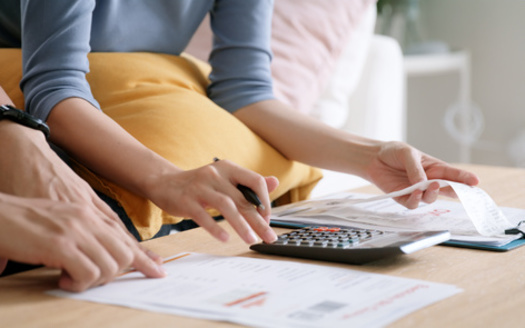 La �ltima actualizaci�n de ALICE encuentra que una familia con dos adultos y dos ni�os en Connecticut debe tener un ingreso de $114,000 por a�o solo para pagar lo b�sico, sin incluir los gastos de emergencia. (Adobe Stock)