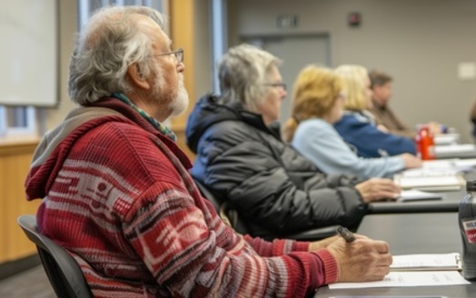 En agosto, la matr�cula en el Sistema de Colegios Comunitarios y T�cnicos de Kentucky hab�a alcanzado los 66,114 estudiantes, lo que representa un aumento del 8.4%, seg�n datos estatales. (Imagen generada por Adobe Stock/AI)