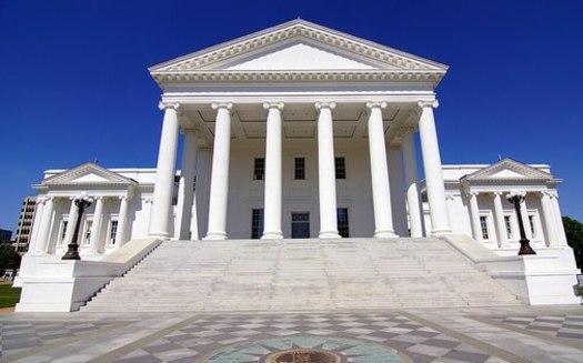 Virginia Democrats may want to reintroduce legislation to raise the state minimum wage to $15 an hour. (Skip Plitt / Wikimedia Commons)