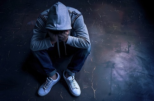 En 2023, el 40% de los estudiantes de secundaria informaron sentimientos persistentes de tristeza o desesperanza, y el 20% consider� seriamente intentar suicidarse. (Murda/Adobe Stock)