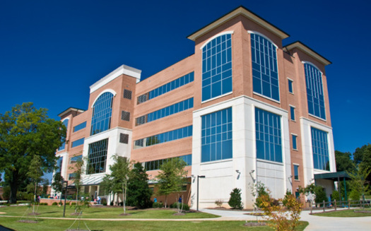 Forsyth Tech, en Winston-Salem, Carolina del Norte, dice que est� aumentando el �xito de los estudiantes con mentores de la facultad. (David Bjorgen/Wikimedia Commons)<br />