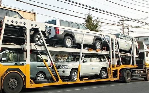 According to Edmunds, EVs and PHEVs combined made up 8.5% of the vehicles sold in May 2024, while gas-powered vehicles made up 82.4% of the market that same month. (Wikimedia Commons)